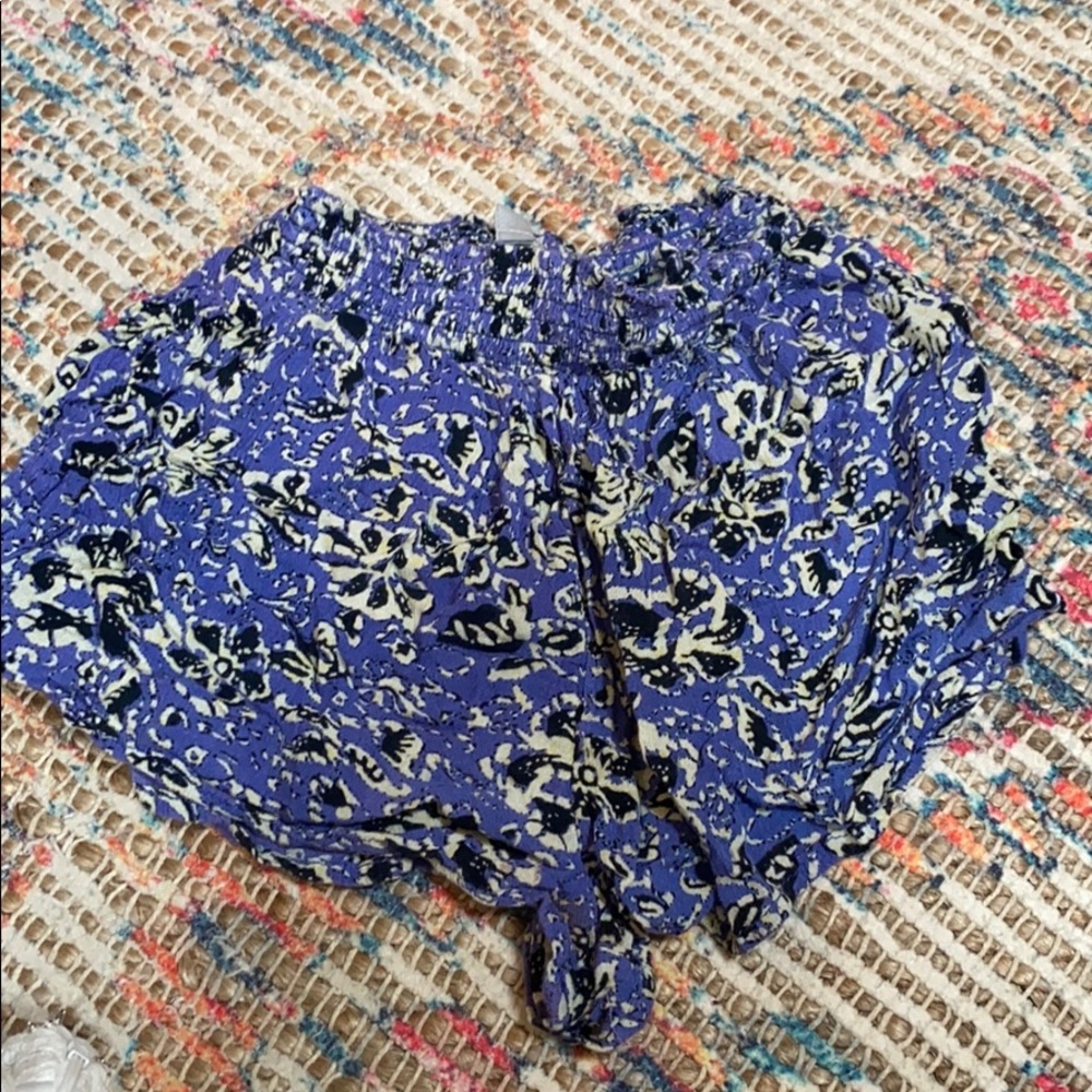 Urban outfitters encote flowy shorts